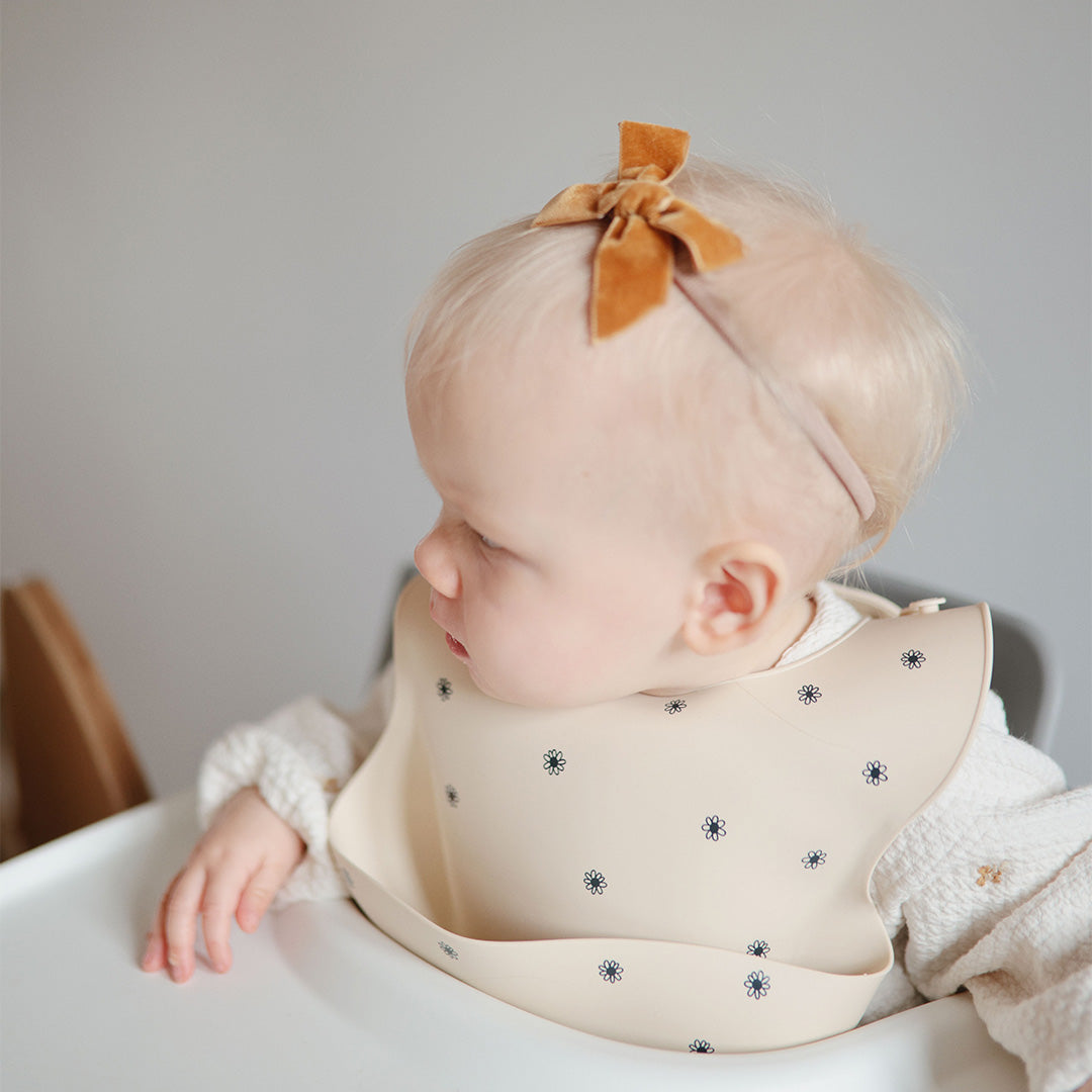 mushie siliconen slabbetje black daisy | 70.002.26 | 1