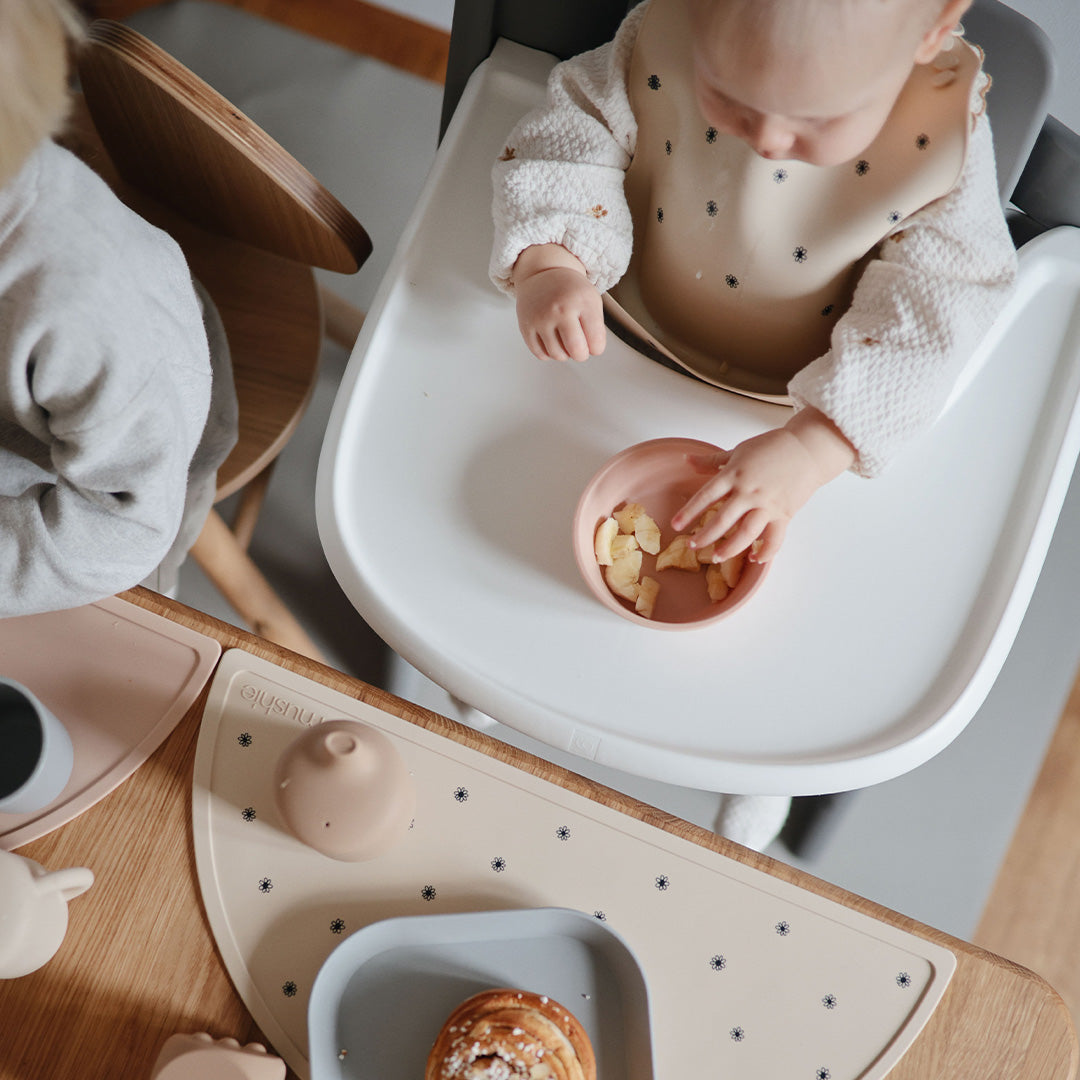 mushie siliconen slabbetje black daisy | 70.002.26 | 2