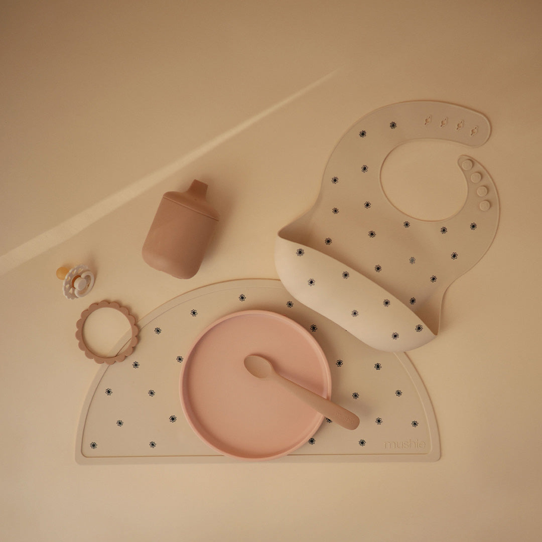 mushie siliconen slabbetje black daisy | 70.002.26 | 3