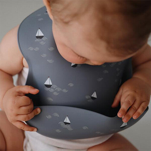 mushie siliconen slabbetje cambridge boats  | 70.002.20 | 2