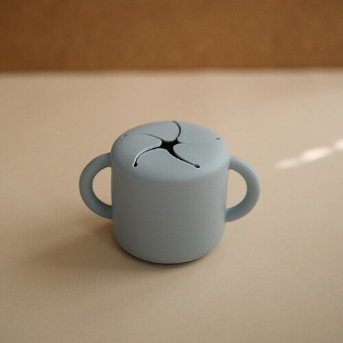 mushie siliconen snackbeker - powder blue | 70.026.41 | 1