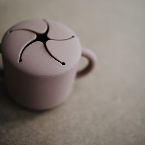 mushie siliconen snackbeker - soft lilac | 70.026.42 | 3