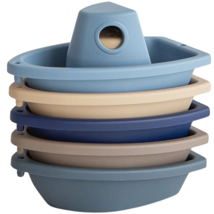 mushie stapelbare badbootjes in blauw, beige, donkerblauw, grijs en blauwgroen, opgestapeld.