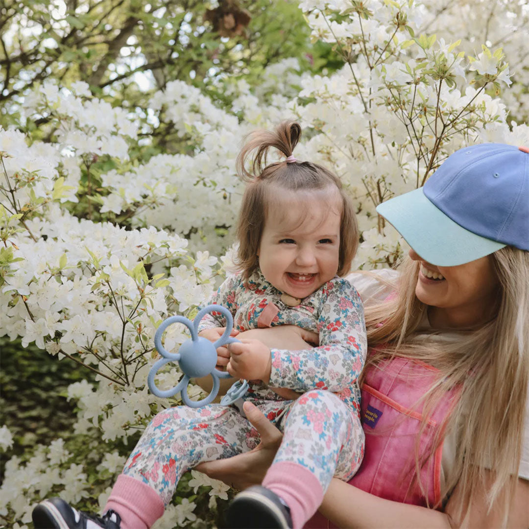mushie bijtspeelgoed met rammelaar daisy - faded denim | 70.078.03 | 2
