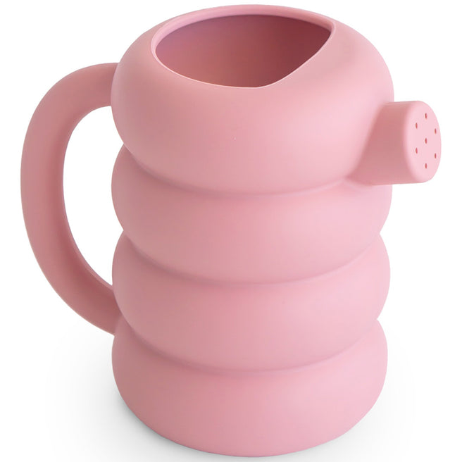 Mushie roze siliconen gieter met textuur, schuin gefotografeerd.