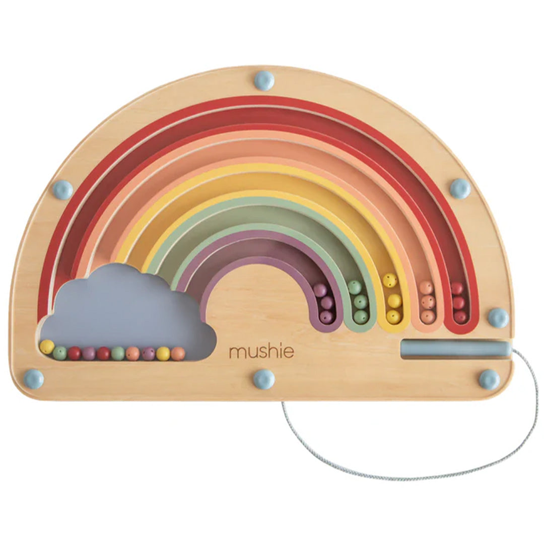 Mushie houten magnetisch doolhof in regenboogvorm met gekleurde kralen en een magnetische pen.