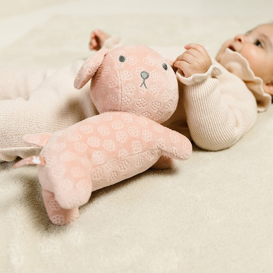 nijntje-knuffelhond-snuffie-pink-flower-25-cm_3