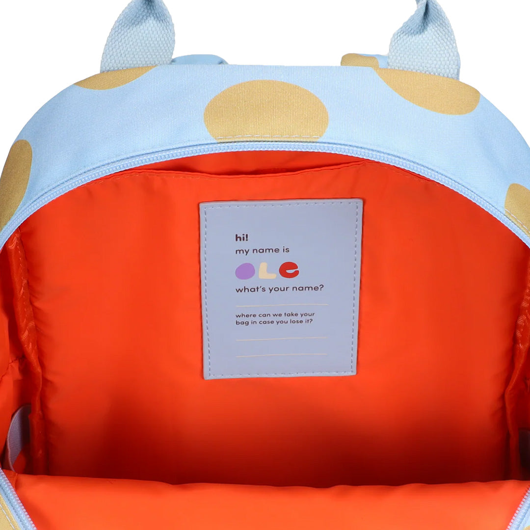 Detail van de binnenkant van de Ole schoolrugzak met oranje voering en een naamlabel.