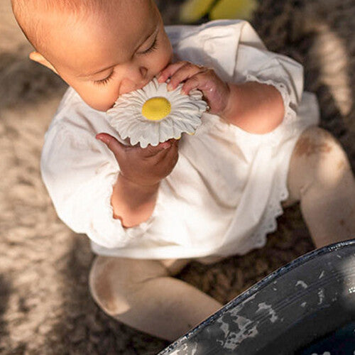 oli & carol bijt- & badspeelgoed madelief | L-DAISY-WHITE | 4