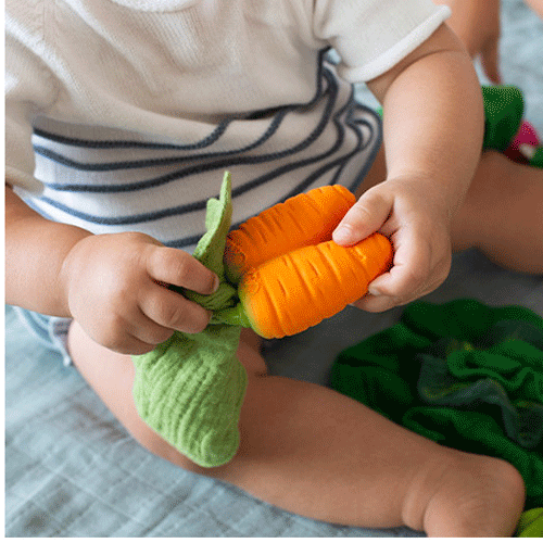 oli & carol knuffeldoek en bijtspeeltje wortel cathy | L-MINDOU-CARROT | 4