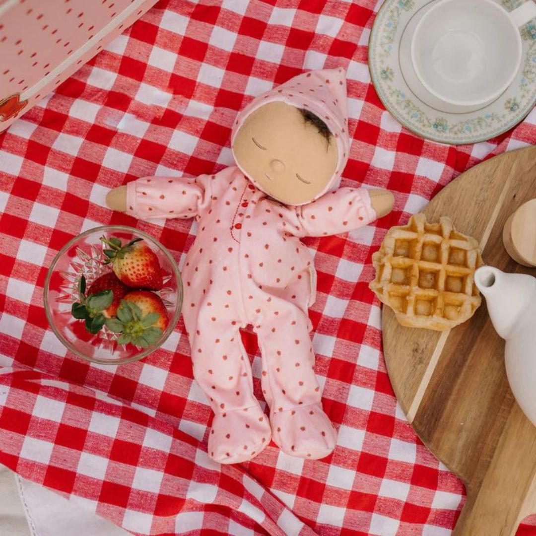 olli ella lappenpop dozy dinkum doll - pip - strawberry - 32 cm  | OEKDOZDOZ-ST-O | 1