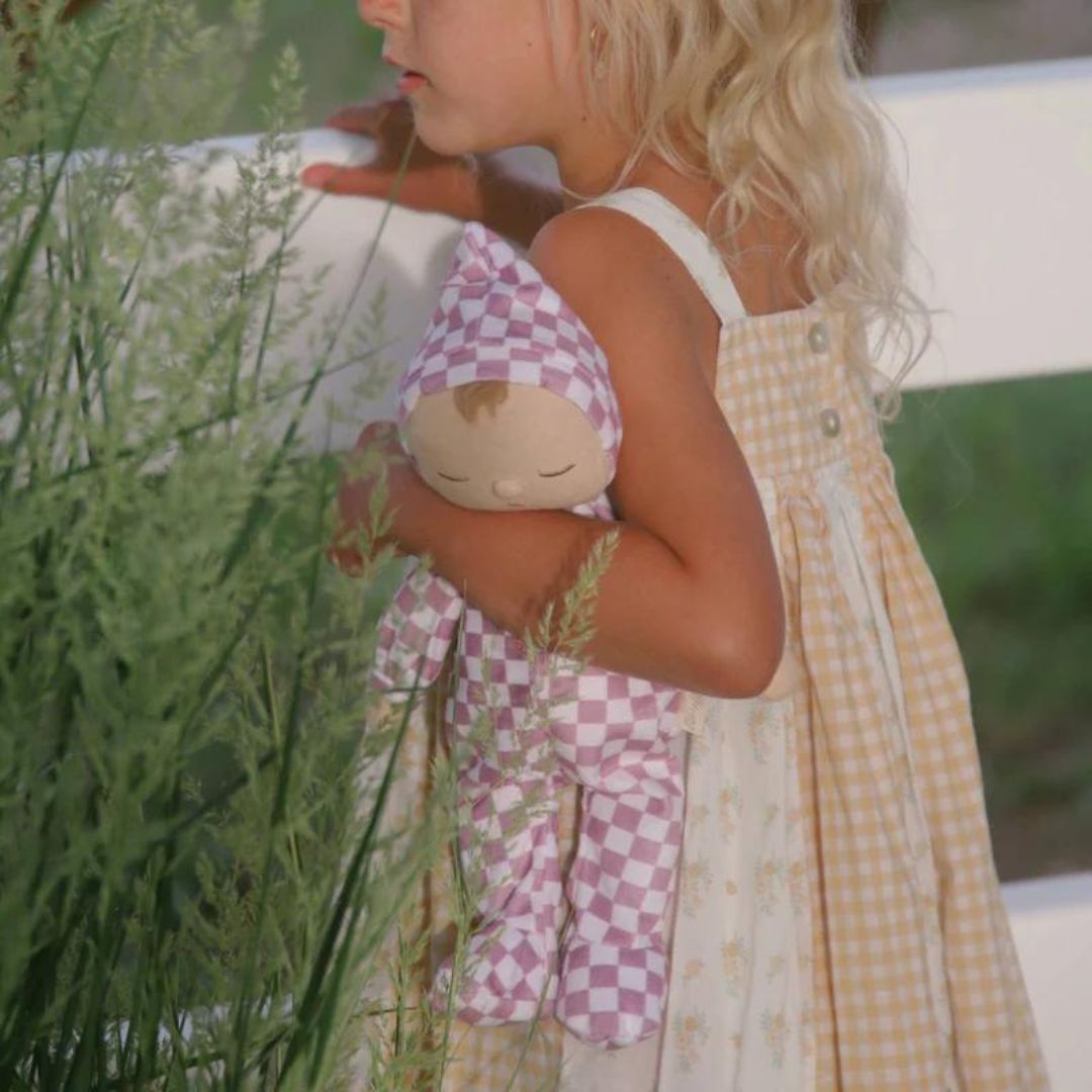 olli ella lappenpop dozy dinkum doll - twinkle - plum check - 32 cm  | OEKDOZDOZ-PL-O | 2