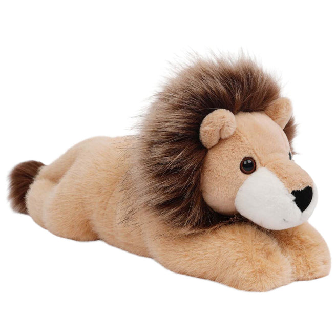 One Love pluchen leeuw Leonard knuffel ligt op zijn buik, schuin van voren gezien.