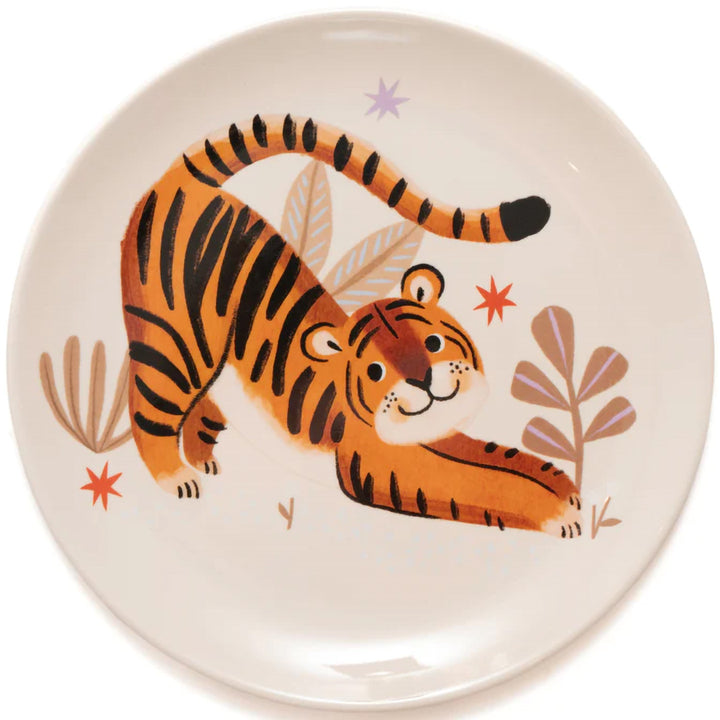 Petit Monkey melamine kinderbord met een illustratie van een oranje tijger die zich uitrekt tussen bladeren en sterren.