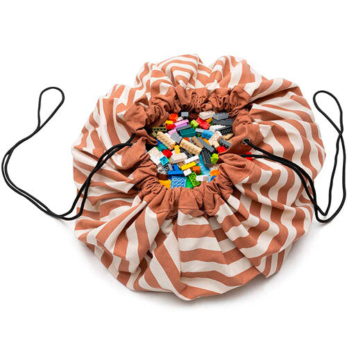 play&go speelkleed en opbergzak strepen bruin | 4897095301381 | 0