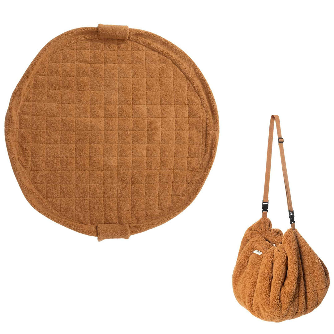 Een play&go bruin teddy babyspeelkleed, plat en opgevouwen als tas met schouderband.