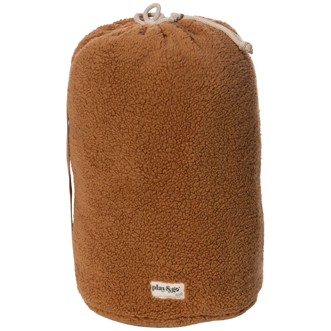 De play&go bruine teddy speelkleedtas staat rechtop, dichtgetrokken met een koord.
