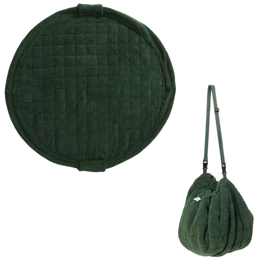 play&go donkergroen teddy babyspeelkleed plat en opgevouwen als tas.