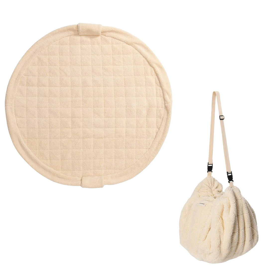 play&go babyspeelkleed en tas in beige teddy stof, zowel uitgevouwen als opgevouwen tot tas.