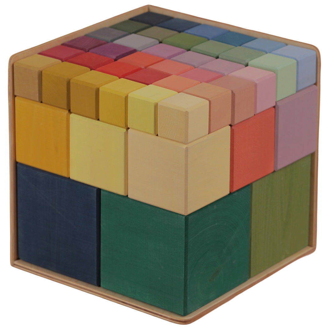 Raduga Grëz houten bouwblokken in een veelkleurige kubusvorm.
