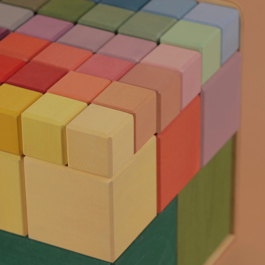 Detail van Raduga Grëz veelkleurige houten bouwblokken in verschillende tinten.