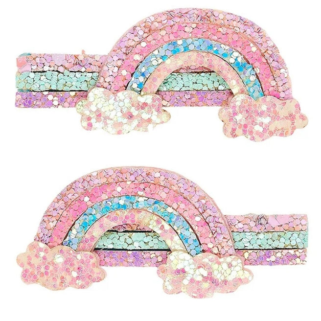 Twee Souza for Kids haarspeldjes voor kinderen in de vorm van een glitter regenboog met wolken.