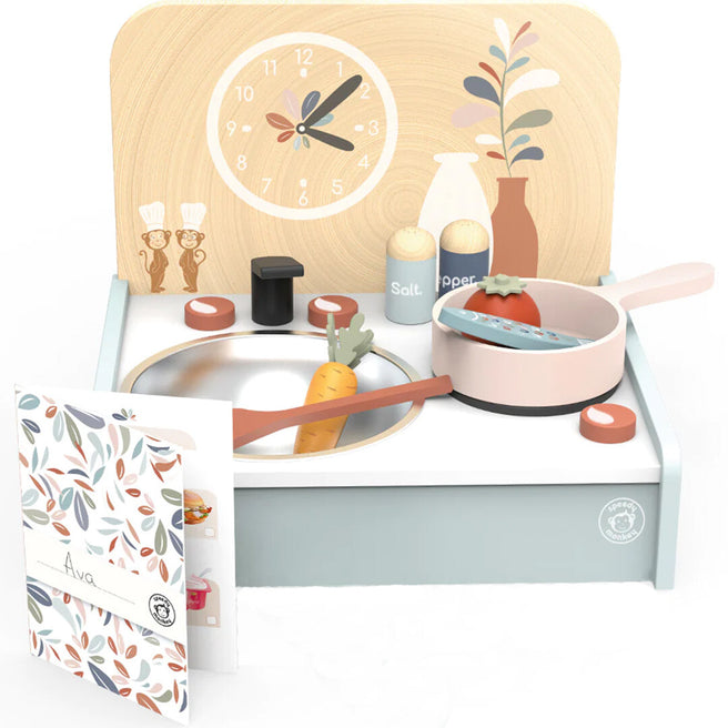 Speedy Monkey houten kinderkeuken tafelmodel met gootsteen, kraan, pan met speelgoedeten en een receptenkaart met bladerenpatroon.