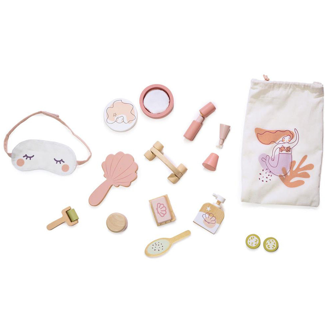 Tender Leaf Toys houten speelgoed wellness set met zeemeermin tas, slaapmasker en houten spa-accessoires.